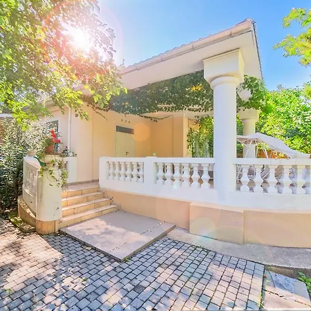 Konukevi House With A Terrace In Arcadia Odessa